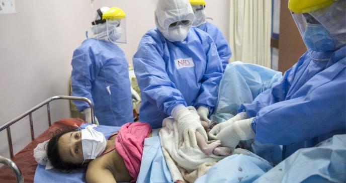 Expertos advierten que medidas de la OMS sobre partos podrían causar 56.700 muertes maternas adicionales