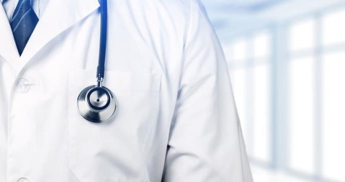 Casi la mitad de las batas de los médicos están contaminadas por bacterias