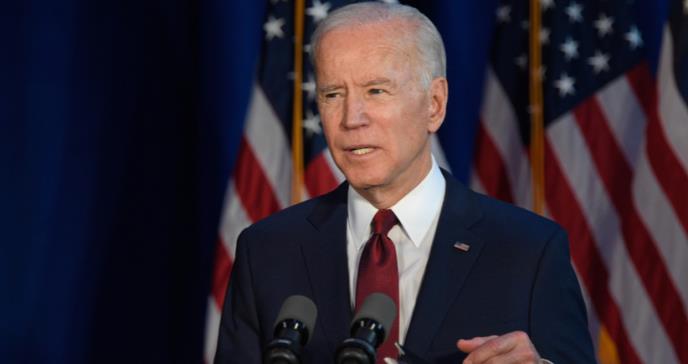 Biden firma decreto para obligar el uso de mascarillas en agencias federales