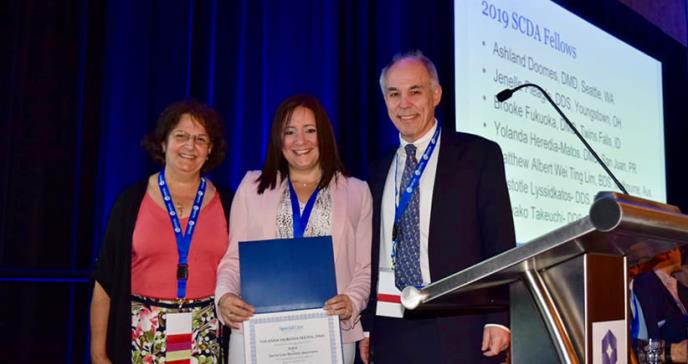 Doctora de Ciencias Médicas hace historia al ser seleccionada como Fellow por organización internacional de odontólogos