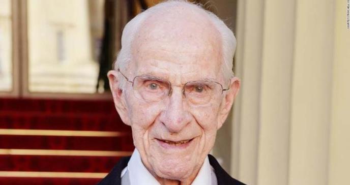 Doctor de 106 años sigue en la práctica de la medicina