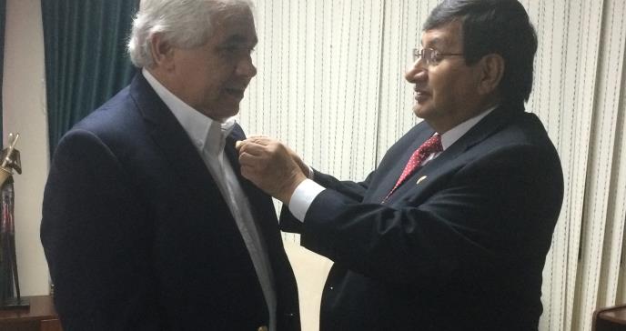 Catedrático boricua recibe reconocimiento académico en Ecuador