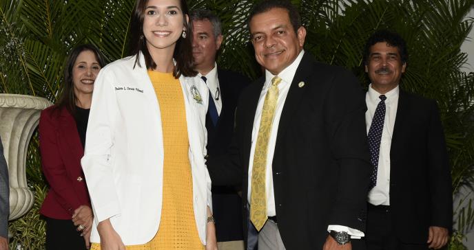 Estudiantes de medicina estrenan sus batas y se inician en el campo de la salud