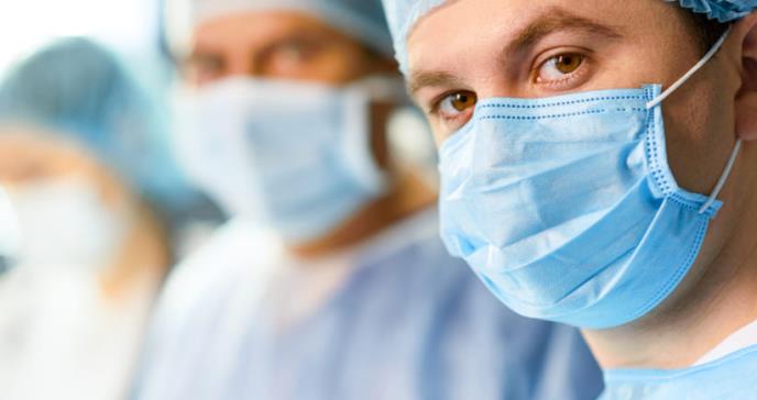 Falta de indumentaria aumenta el riesgo de coronavirus en médicos y enfermeras