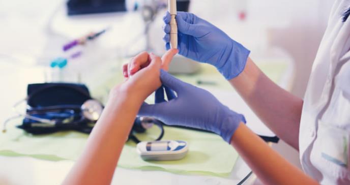 Niveles de glucosa en hospitalizados por COVID-19 alertarían de muerte