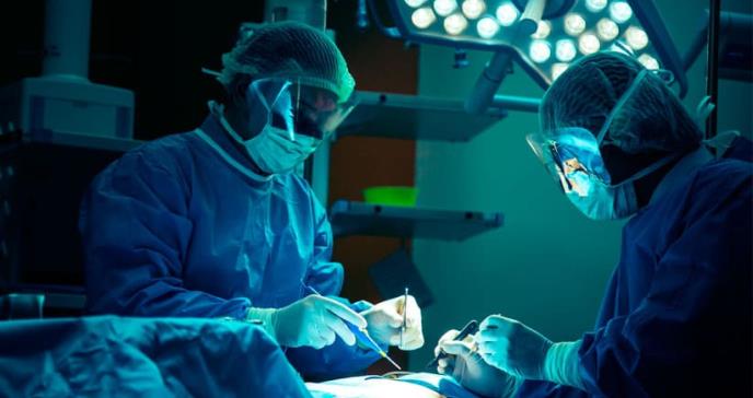 Curan la incontinencia urinaria de una paciente mediante un esfínter artificial