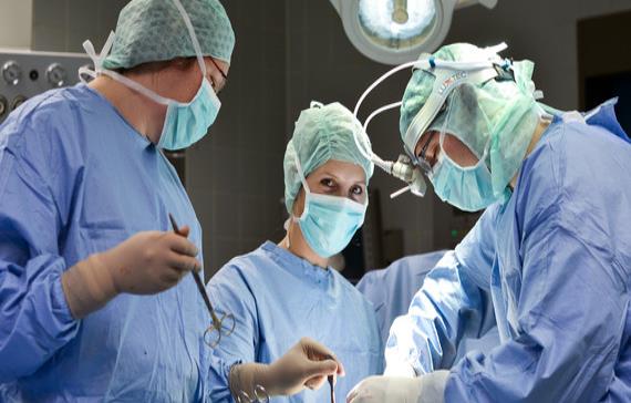 Los conflictos médicos en plena sala de operaciones