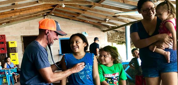 La población infantil de El Cuco se ha convertido en la misión de este pediatra