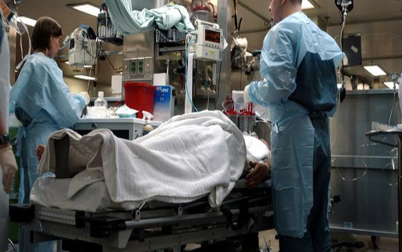 Las mujeres sobreviven más a un ataque cardíaco si las tratan doctoras
