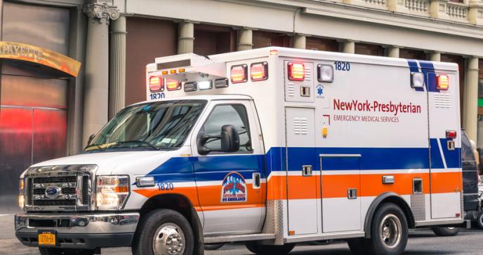 Muertes en Nueva York por coronavirus suben a 385, 100 en un solo día