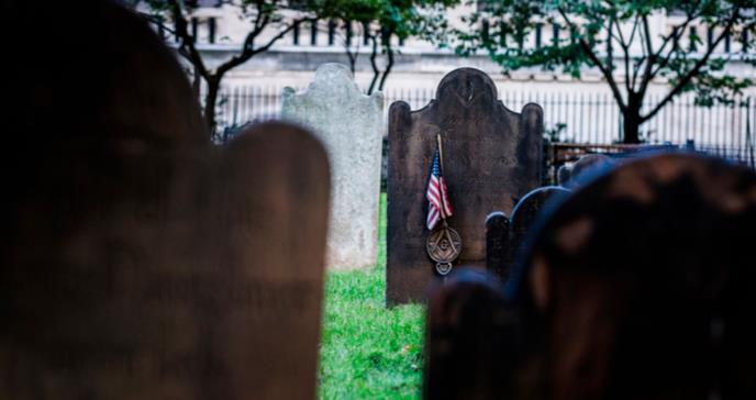 Nueva York utiliza fosas comunes por el aumento de fallecidos de COVID-19