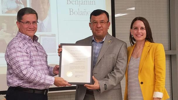 Sociedad de Microbiólogos reconoce la aportación del Dr. Benjamín Bolaños Sociedad de Microbiólogos reconoce la aportación del Dr. Benjamín Bolaños
