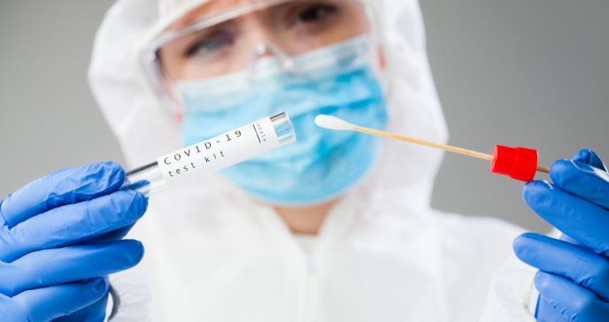 ¿Cuándo es pertinente hacerse una prueba de COVID-19 después de la sospecha de contagio?