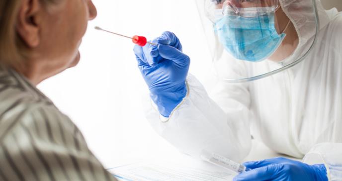 Departamento de salud anuncia restricciones en la toma de muestras de COVID-19 debido a la emergencia climática