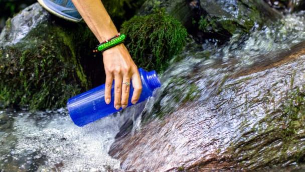 Qué hay detrás de la moda de beber agua cruda (y qué riesgos conlleva para la salud) Qué hay detrás de la moda de beber agua cruda (y qué riesgos conlleva para la salud)