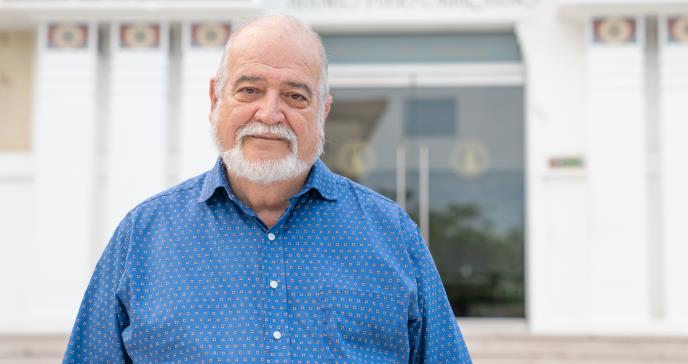 “Hay que sanar al país”: el diagnóstico del Dr. Galib, gastroenterólogo y poeta