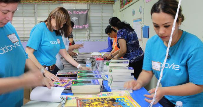 AbbVie mejora a las escuelas públicas del País con trabajo voluntario