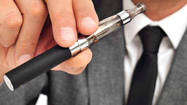Descubren aditivo cancerígeno en los cigarrillos electrónicos que estaba prohibido en alimentos Descubren aditivo cancerígeno en los cigarrillos electrónicos que estaba prohibido en alimentos