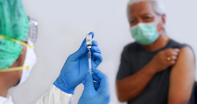 Vacunación de adultos mayores seguirá siendo por medio de turnos