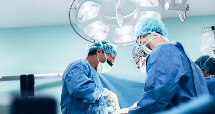 Cuando el cirujano opera a dos pacientes a la vez y en distintos quirófanos