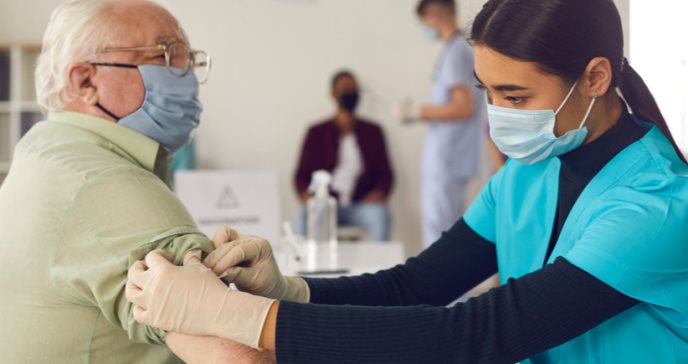 Personas pueden contraer COVID-19 entre la primero y la segunda dosis de la vacuna