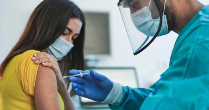 Por qué algunas personas contraen covid-19 entre la primera y segunda dosis de la vacuna