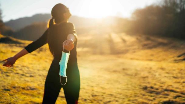 CDC: Vacunados podrán quitarse la mascarilla en lugares con poca afluencia de gente CDC: Vacunados podrán quitarse la mascarilla en lugares con poca afluencia de gente