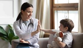 Las médicas son madres 5 años más tarde que el resto de las profesionales