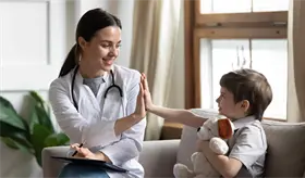 Las médicas son madres 5 años más tarde que el resto de las profesionales