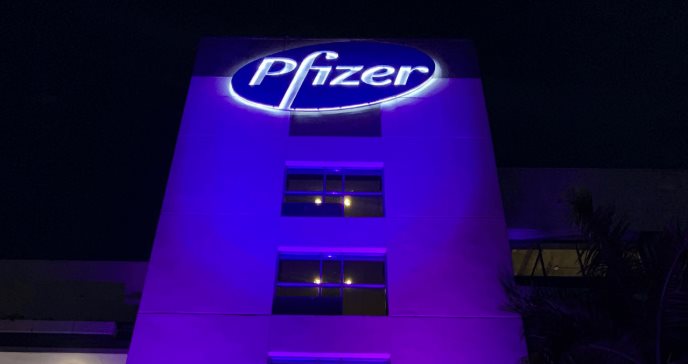 Pfizer se pinta de violeta para conmemorar el día mundial de Enfermedades Inflamatorias del Intestino