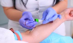 Análisis de sangre para diagnosticar una enfermedad cardiaca