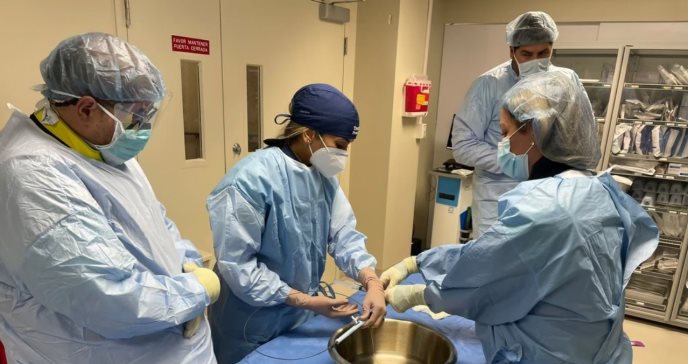 Usan por primera vez dispositivo para evitar accidentes cerebrovasculares en pacientes puertorriqueños