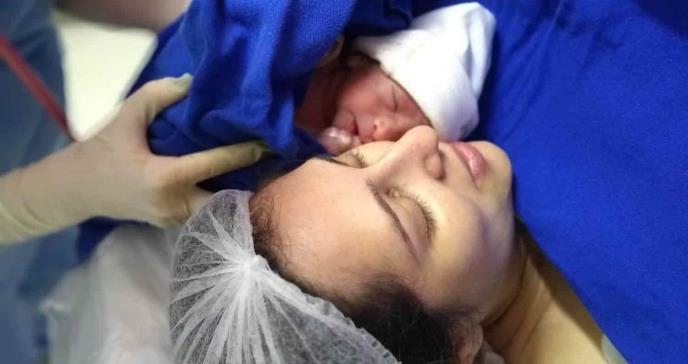 Los microorganismos beneficiosos del parto vaginal pueden restaurarse en las cesáreas