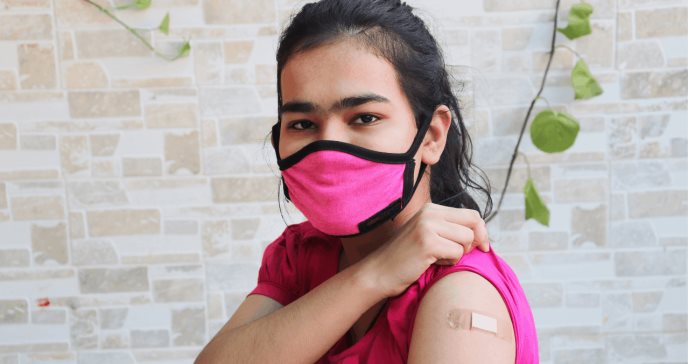 Qué sabemos sobre los contagios de la covid-19 en jóvenes y cómo frenarlos
