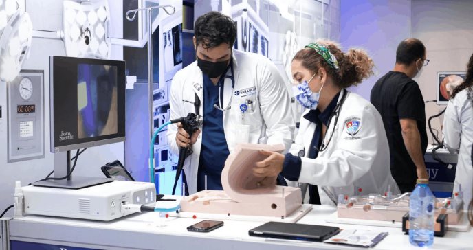 Estudiantes participan en feria de tecnología de Boston Scientific con equipos usados para la medicina