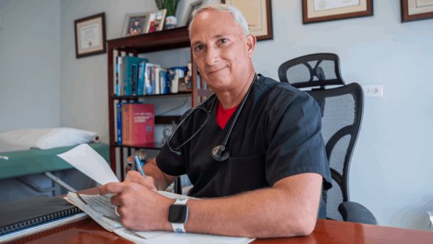 Dr. Bermúdez y el compromiso humano frente a sus pacientes Dr. Bermúdez y el compromiso humano frente a sus pacientes