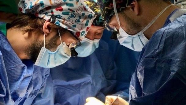 Realizan la primera cirugía endoscópica contra la compresión medular Realizan la primera cirugía endoscópica contra la compresión medular