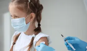 Panel de CDC apoya proceso de inmunización en menores de 5 a 11 años de edad