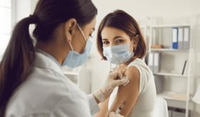 Estudian si hay alteraciones en la menstruación después de vacunarse del Covid