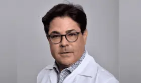 Espondilitis Anquilosante no es solo una condición de adultos mayores, reafirma reumatólogo