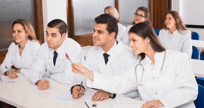 Tener pareja y estudiar Medicina, ¿es posible?