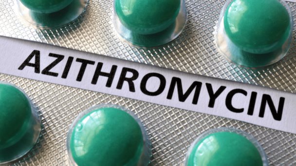 La azitromicina oral es un antimicrobiano eficaz contra la fiebre entérica no complicada La azitromicina oral es un antimicrobiano eficaz contra la fiebre entérica no complicada