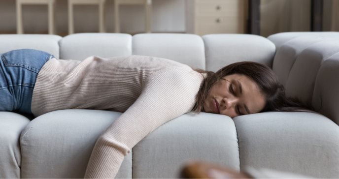 La fatiga es el síntoma persistente de COVID-19 más común en diferentes variantes del virus