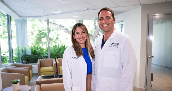 “Es tiempo de servir al país”, pareja de médicos boricuas regresa para atender a los puertorriqueños