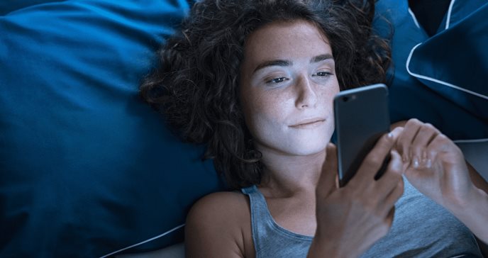 ¿Cuánto tiempo pasa frente a una pantalla? La luz azul de los dispositivos aceleraría el envejecimiento
