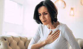 ¿Es la fibrilación auricular más común en mujeres que hombres?