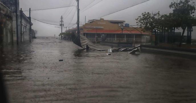 Huracán Fiona avanza por Puerto Rico con apagón, lluvias e inundaciones hacia República Dominicana