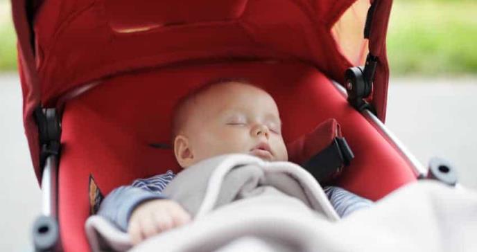 El peligro de que el bebé se duerma en la silla del coche