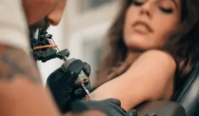 El riesgo de transmisión de Hepatitis C por tatuajes o perforaciones
