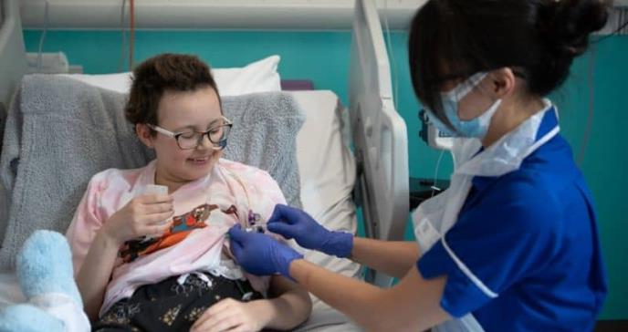 Terapia revolucionaria logra suspender el cáncer incurable en paciente pediátrica de 13 años